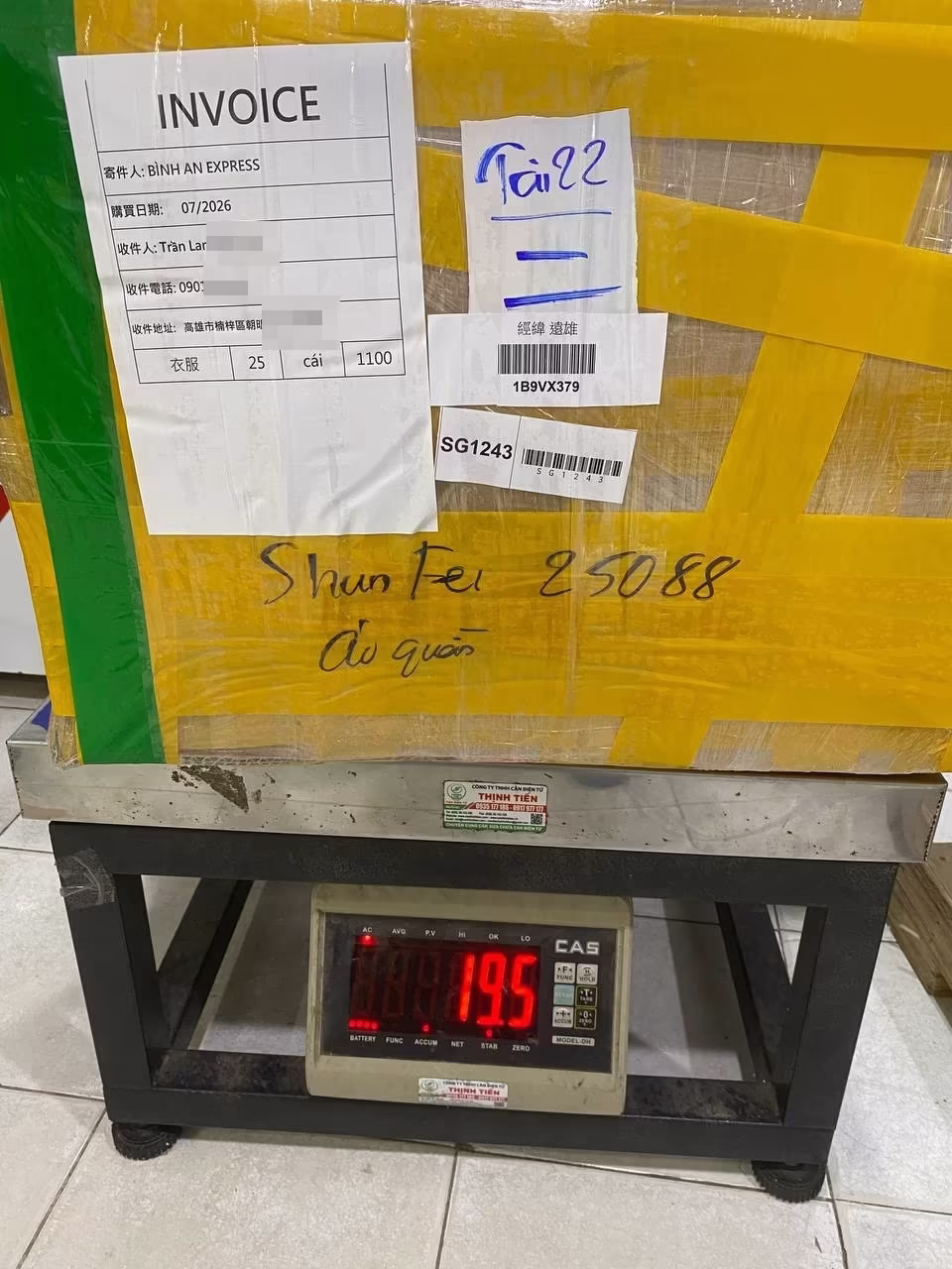 集運倉每天收進來的包裹,外觀都長得差不多:越南物流的面單、越南文的品名、一模一樣的倉庫地址。唯一能分辨「這箱是誰的」,就是那組識別代號。 集運倉每天收進來的包裹,外觀都長得差不多:越南物流的面單、越南文的品名、一模一樣的倉庫地址。唯一能分辨「這箱是誰的」,就是那組識別代號。